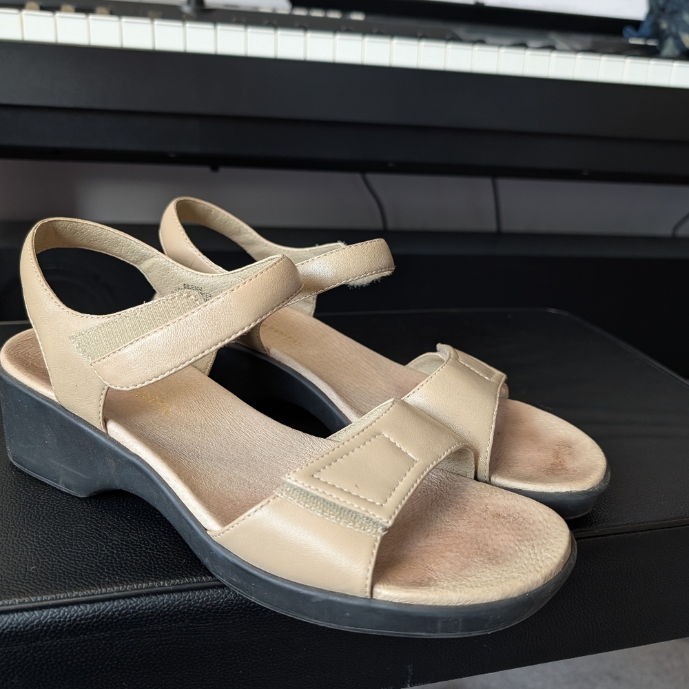 Easy Spirit ESJENNI Leather Comfort Sandals Taupe Size 9M
